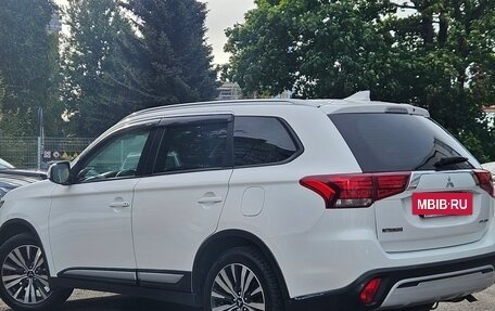 Mitsubishi Outlander III рестайлинг 3, 2020 год, 2 249 000 рублей, 4 фотография