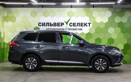 Mitsubishi Outlander III рестайлинг 3, 2015 год, 1 750 000 рублей, 8 фотография