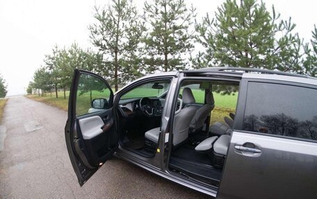 Toyota Sienna III, 2017 год, 2 800 000 рублей, 3 фотография