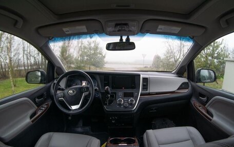 Toyota Sienna III, 2017 год, 2 800 000 рублей, 8 фотография