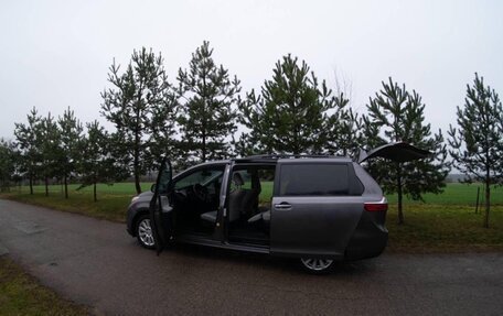 Toyota Sienna III, 2017 год, 2 800 000 рублей, 5 фотография