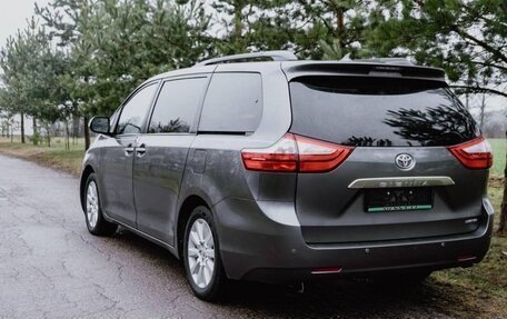 Toyota Sienna III, 2017 год, 2 800 000 рублей, 10 фотография