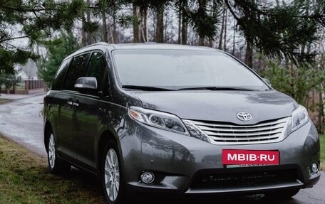 Toyota Sienna III, 2017 год, 2 800 000 рублей, 2 фотография