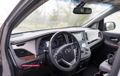 Toyota Sienna III, 2017 год, 2 800 000 рублей, 6 фотография