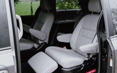 Toyota Sienna III, 2017 год, 2 800 000 рублей, 9 фотография