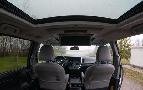 Toyota Sienna III, 2017 год, 2 800 000 рублей, 14 фотография