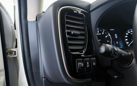 Mitsubishi Outlander III рестайлинг 3, 2018 год, 1 840 000 рублей, 8 фотография