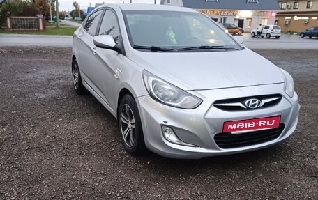 Hyundai Solaris II рестайлинг, 2012 год, 700 000 рублей, 5 фотография