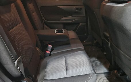 Mitsubishi Outlander III рестайлинг 3, 2019 год, 1 915 000 рублей, 14 фотография