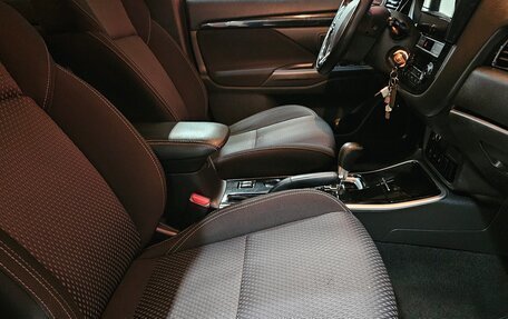 Mitsubishi Outlander III рестайлинг 3, 2019 год, 1 915 000 рублей, 13 фотография