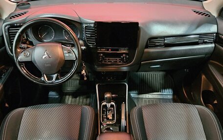 Mitsubishi Outlander III рестайлинг 3, 2019 год, 1 915 000 рублей, 9 фотография
