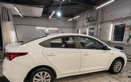 Hyundai Solaris II рестайлинг, 2017 год, 750 000 рублей, 2 фотография