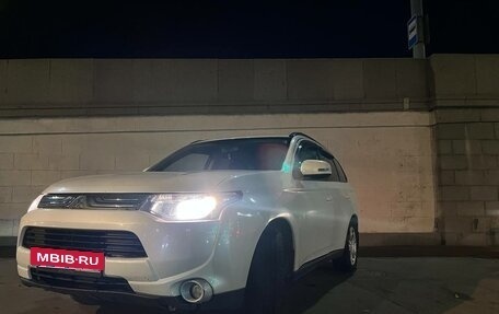 Mitsubishi Outlander III рестайлинг 3, 2013 год, 1 500 000 рублей, 3 фотография