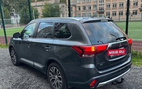 Mitsubishi Outlander III рестайлинг 3, 2015 год, 1 580 000 рублей, 2 фотография