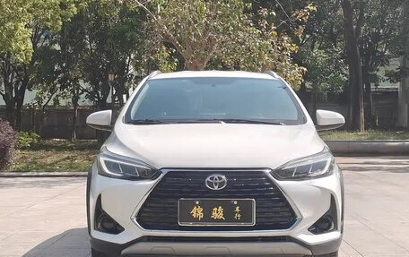 Toyota Yaris XP150 рестайлинг, 2022 год, 1 240 000 рублей, 2 фотография