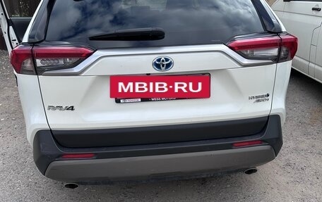 Toyota RAV4, 2021 год, 3 200 000 рублей, 9 фотография