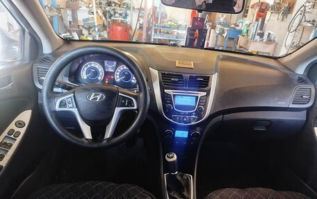 Hyundai Solaris II рестайлинг, 2012 год, 820 000 рублей, 5 фотография