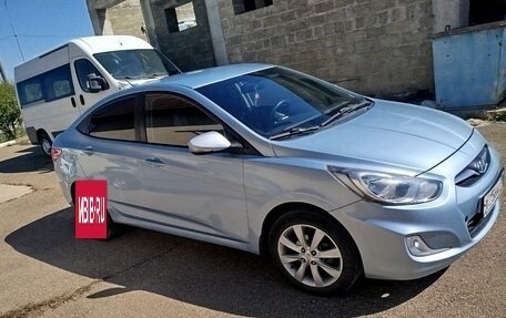 Hyundai Solaris II рестайлинг, 2012 год, 820 000 рублей, 3 фотография