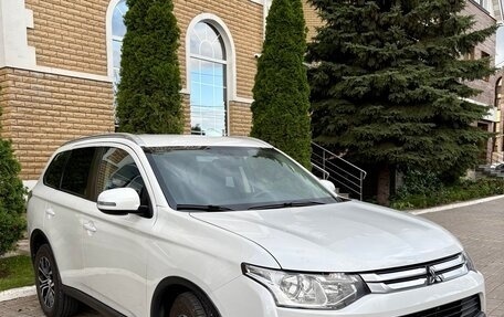 Mitsubishi Outlander III рестайлинг 3, 2014 год, 1 650 000 рублей, 2 фотография