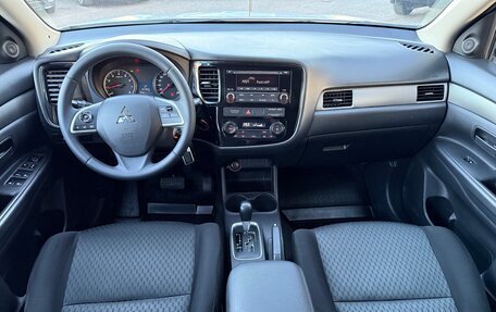 Mitsubishi Outlander III рестайлинг 3, 2015 год, 1 430 000 рублей, 10 фотография