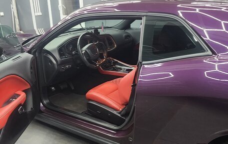 Dodge Challenger III рестайлинг 2, 2021 год, 4 500 000 рублей, 29 фотография