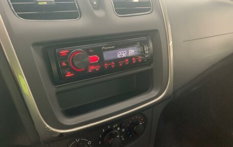 Renault Logan II, 2019 год, 944 000 рублей, 19 фотография