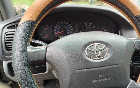 Toyota Land Cruiser 100 рестайлинг 2, 2002 год, 1 600 000 рублей, 11 фотография