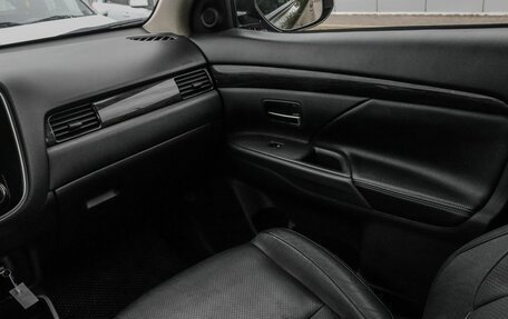 Mitsubishi Outlander III рестайлинг 3, 2018 год, 1 495 000 рублей, 12 фотография