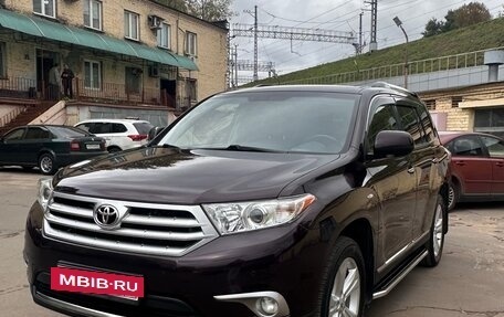 Toyota Highlander III, 2013 год, 2 490 000 рублей, 2 фотография