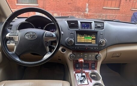 Toyota Highlander III, 2013 год, 2 490 000 рублей, 6 фотография