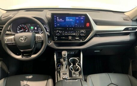 Toyota Highlander, 2024 год, 6 300 000 рублей, 12 фотография