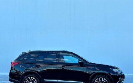 Mitsubishi Outlander III рестайлинг 3, 2018 год, 1 742 800 рублей, 11 фотография