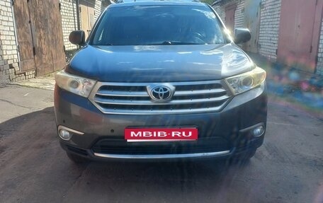 Toyota Highlander III, 2011 год, 2 100 000 рублей, 2 фотография