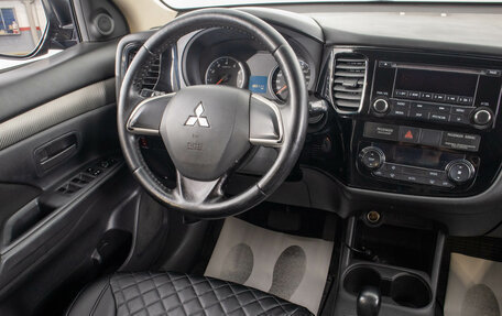 Mitsubishi Outlander III рестайлинг 3, 2013 год, 1 299 000 рублей, 14 фотография