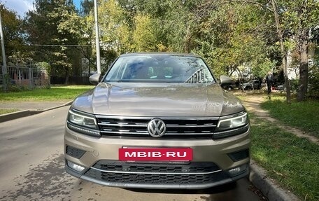 Volkswagen Tiguan II, 2019 год, 2 400 000 рублей, 2 фотография