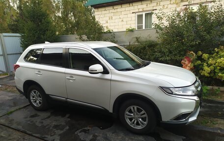 Mitsubishi Outlander III рестайлинг 3, 2018 год, 1 900 000 рублей, 6 фотография