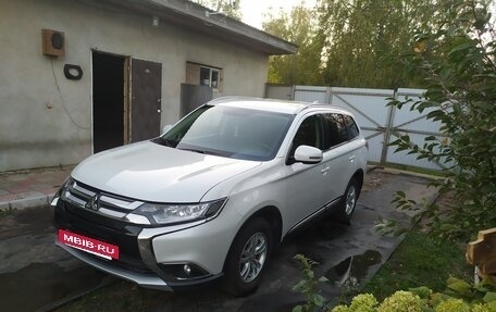 Mitsubishi Outlander III рестайлинг 3, 2018 год, 1 900 000 рублей, 3 фотография