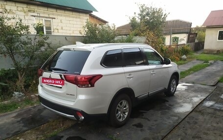 Mitsubishi Outlander III рестайлинг 3, 2018 год, 1 900 000 рублей, 8 фотография