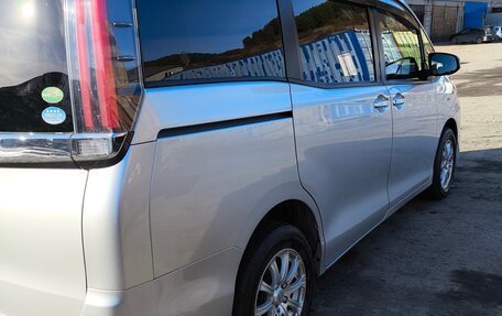 Toyota Noah III, 2017 год, 2 050 000 рублей, 3 фотография