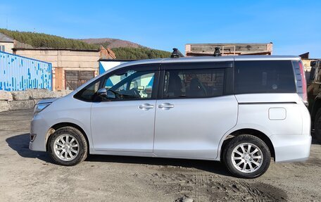 Toyota Noah III, 2017 год, 2 050 000 рублей, 5 фотография