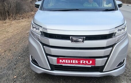Toyota Noah III, 2017 год, 2 050 000 рублей, 14 фотография