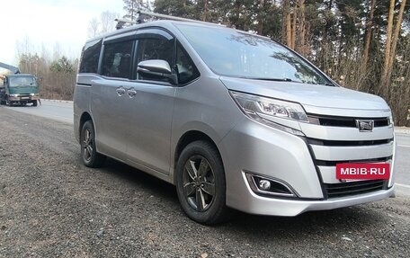 Toyota Noah III, 2017 год, 2 050 000 рублей, 15 фотография