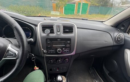 Renault Logan II, 2018 год, 605 000 рублей, 3 фотография