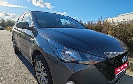 Hyundai Solaris II рестайлинг, 2021 год, 1 550 000 рублей, 2 фотография