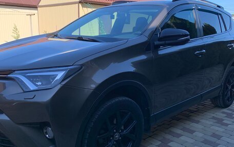 Toyota RAV4, 2018 год, 2 380 000 рублей, 2 фотография