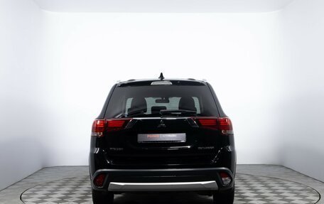 Mitsubishi Outlander III рестайлинг 3, 2018 год, 1 700 000 рублей, 6 фотография