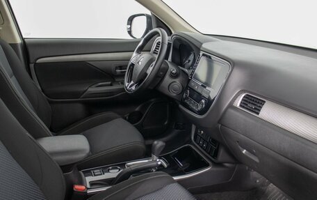 Mitsubishi Outlander III рестайлинг 3, 2018 год, 1 700 000 рублей, 9 фотография