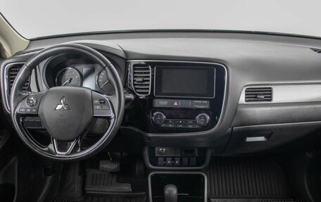 Mitsubishi Outlander III рестайлинг 3, 2018 год, 1 700 000 рублей, 13 фотография