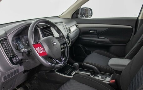 Mitsubishi Outlander III рестайлинг 3, 2018 год, 1 700 000 рублей, 10 фотография