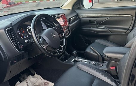 Mitsubishi Outlander III рестайлинг 3, 2016 год, 1 775 000 рублей, 12 фотография
